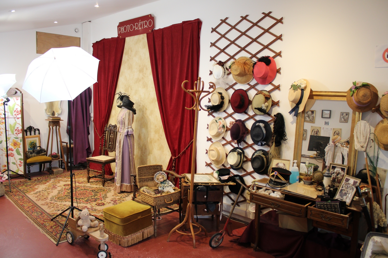 Photographies en costumes d'époque en Bretagne. Nous vous accueillons dans notre studios photo à Carnac pour des portraits sur mesure.