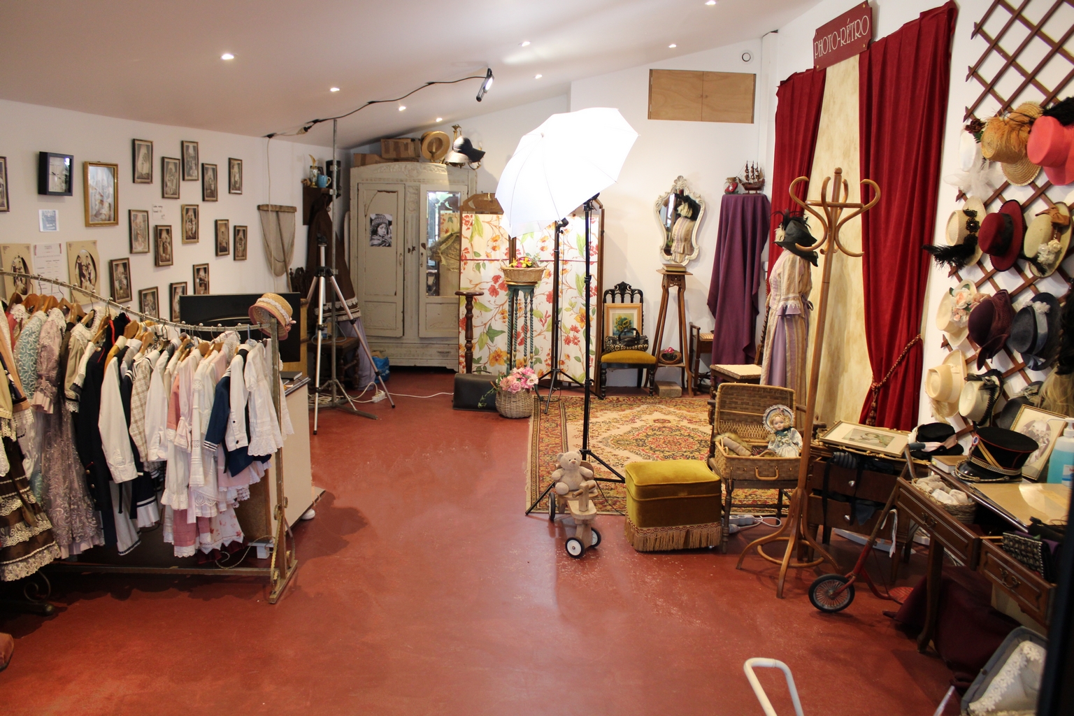 Photographies en costumes d'époque en Bretagne. Nous vous accueillons dans notre studios photo à Carnac pour des portraits sur mesure.